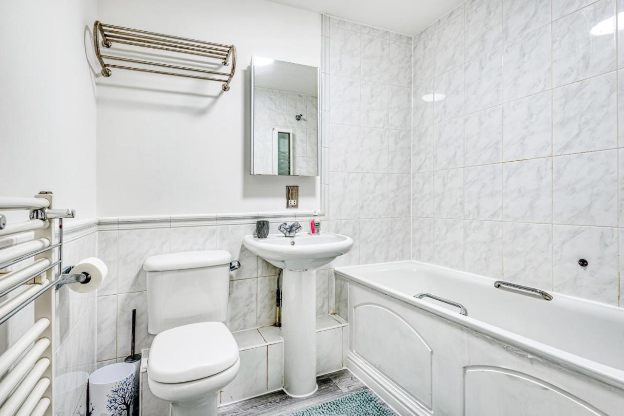 Riverside 2-Bedroom Apartments 런던 외부 사진