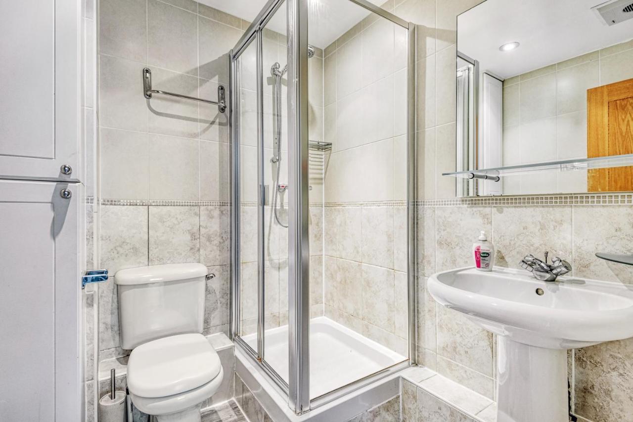 Riverside 2-Bedroom Apartments 런던 외부 사진