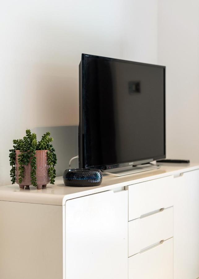 Riverside 2-Bedroom Apartments 런던 외부 사진