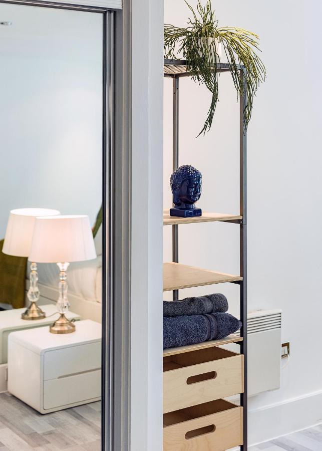 Riverside 2-Bedroom Apartments 런던 외부 사진