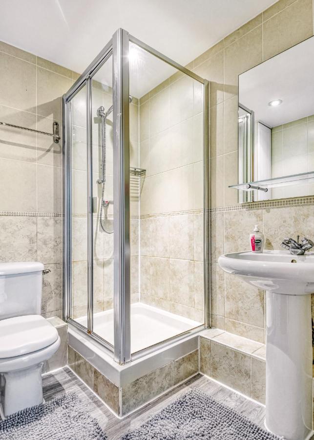 Riverside 2-Bedroom Apartments 런던 외부 사진
