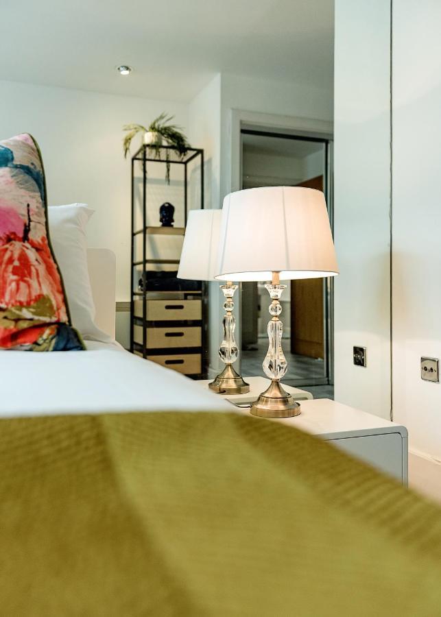 Riverside 2-Bedroom Apartments 런던 외부 사진