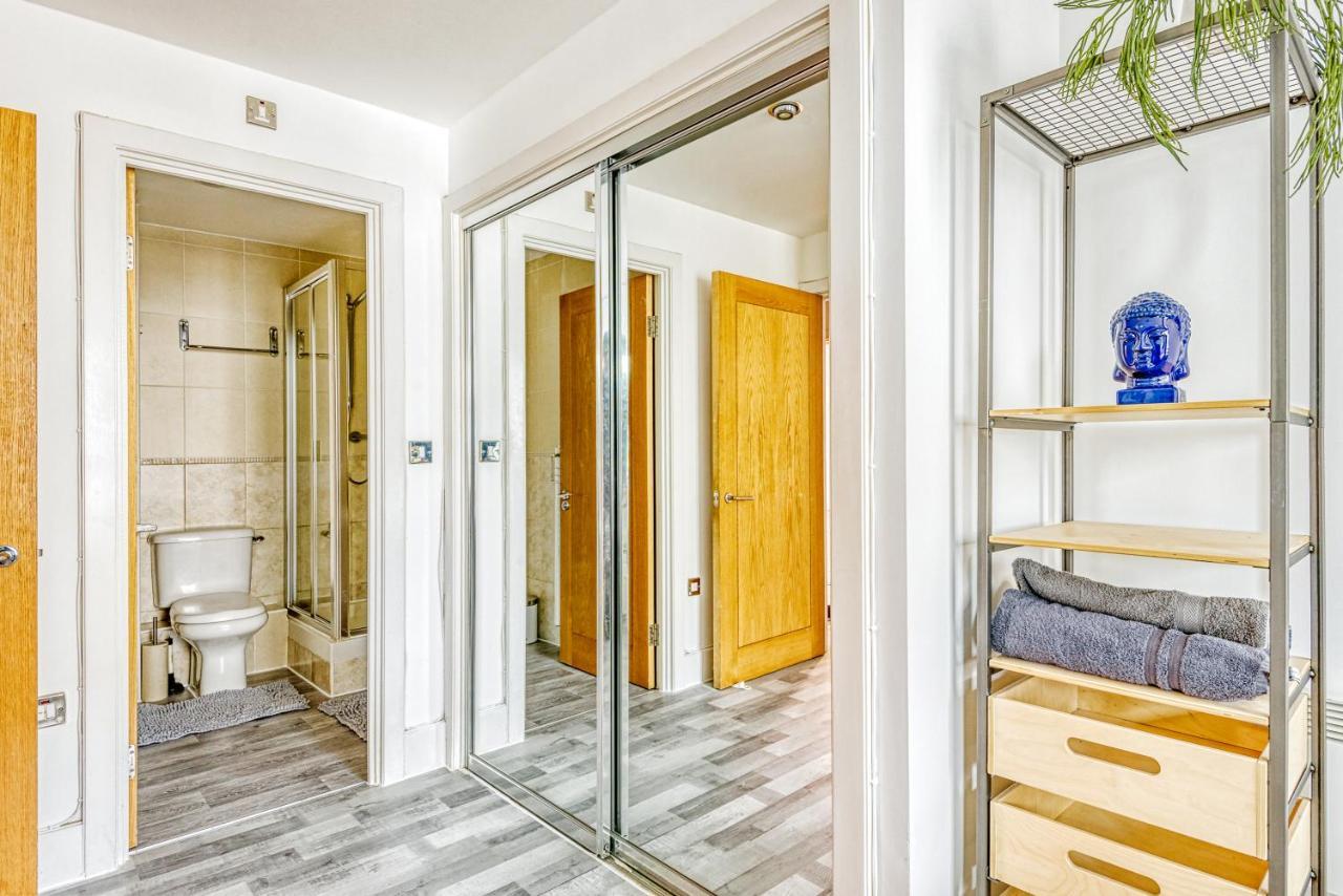 Riverside 2-Bedroom Apartments 런던 외부 사진