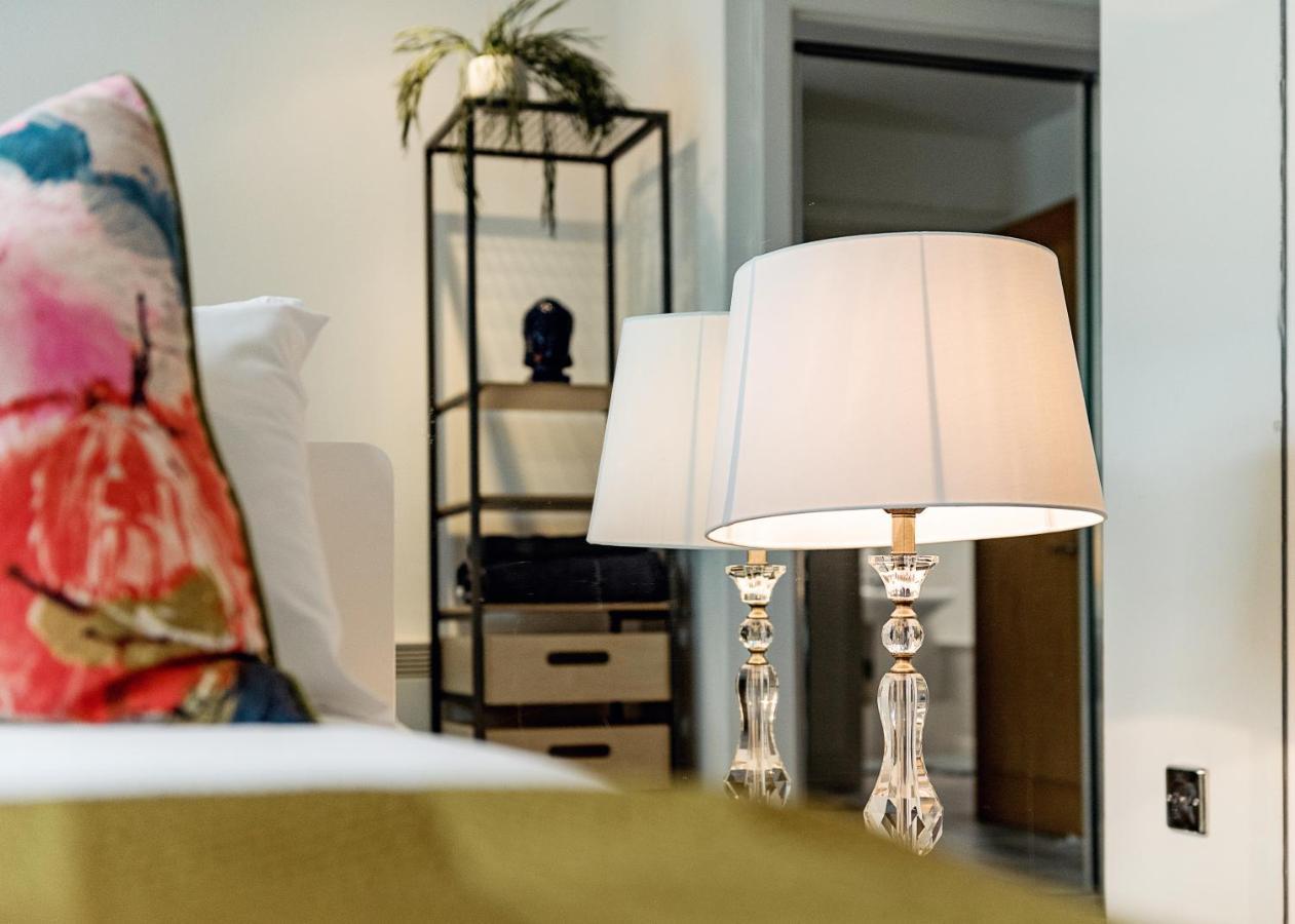 Riverside 2-Bedroom Apartments 런던 외부 사진