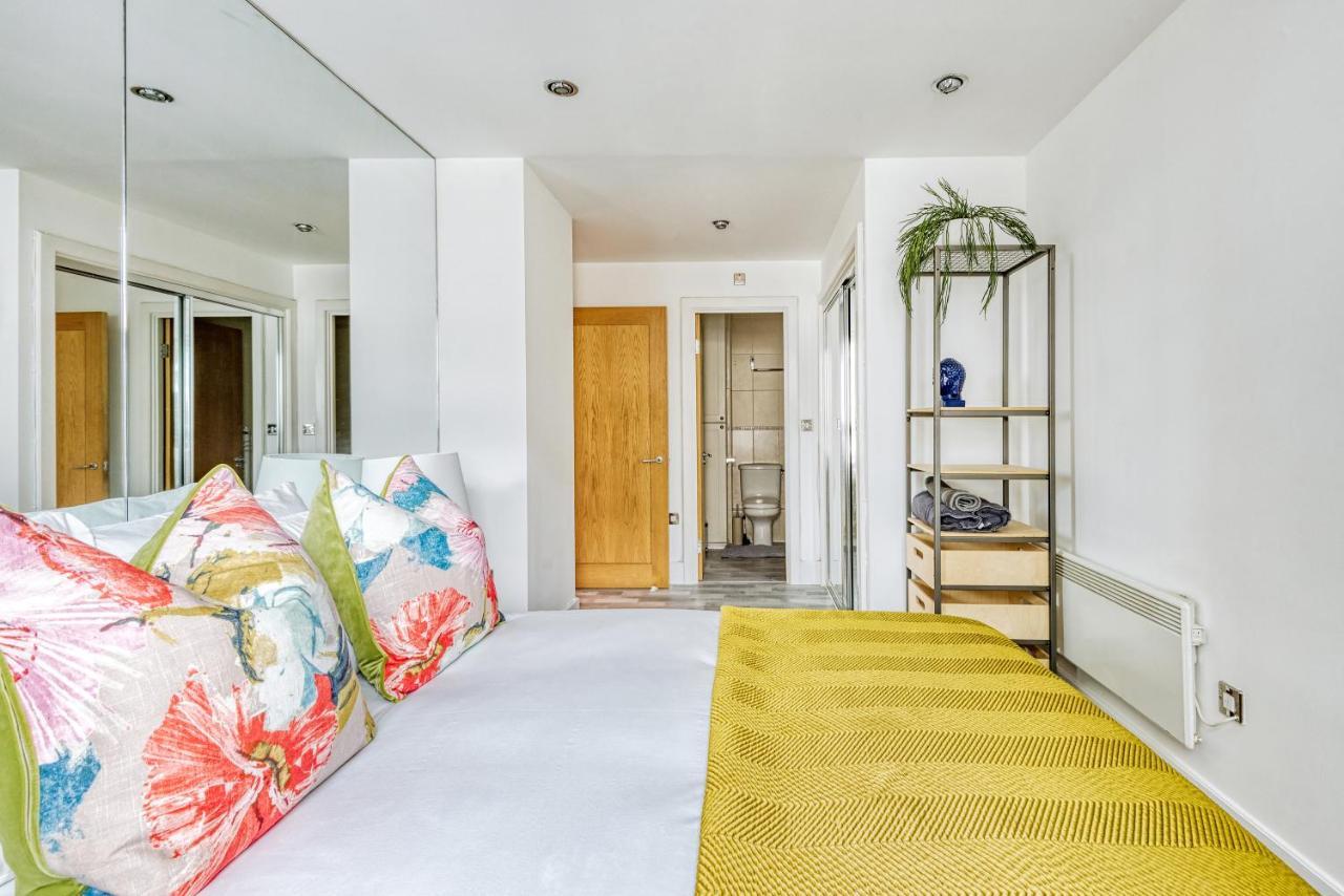 Riverside 2-Bedroom Apartments 런던 외부 사진
