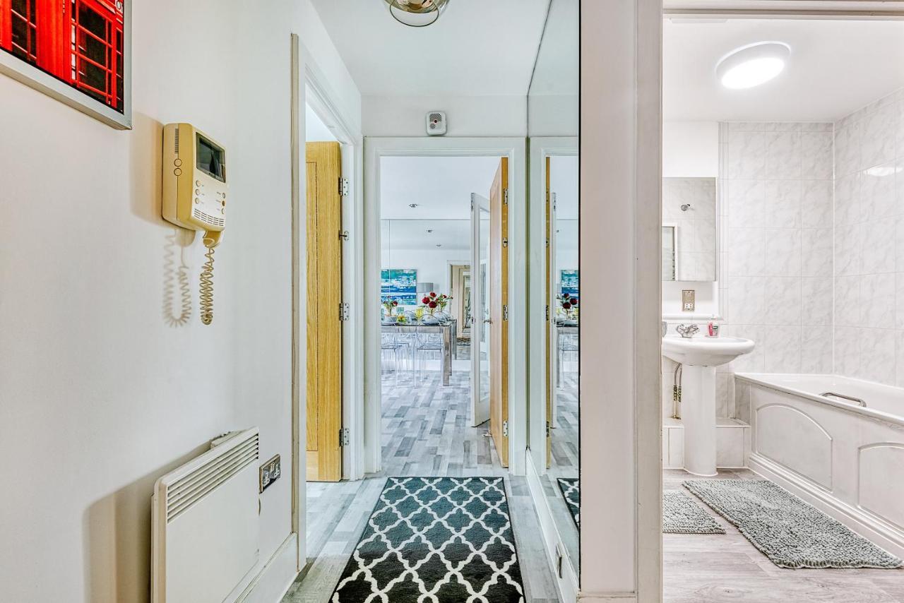 Riverside 2-Bedroom Apartments 런던 외부 사진