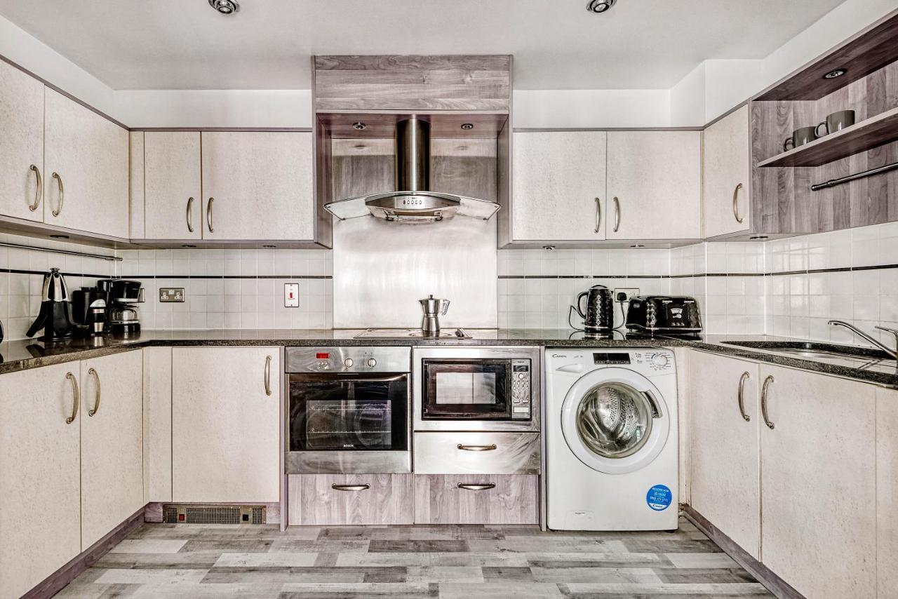 Riverside 2-Bedroom Apartments 런던 외부 사진