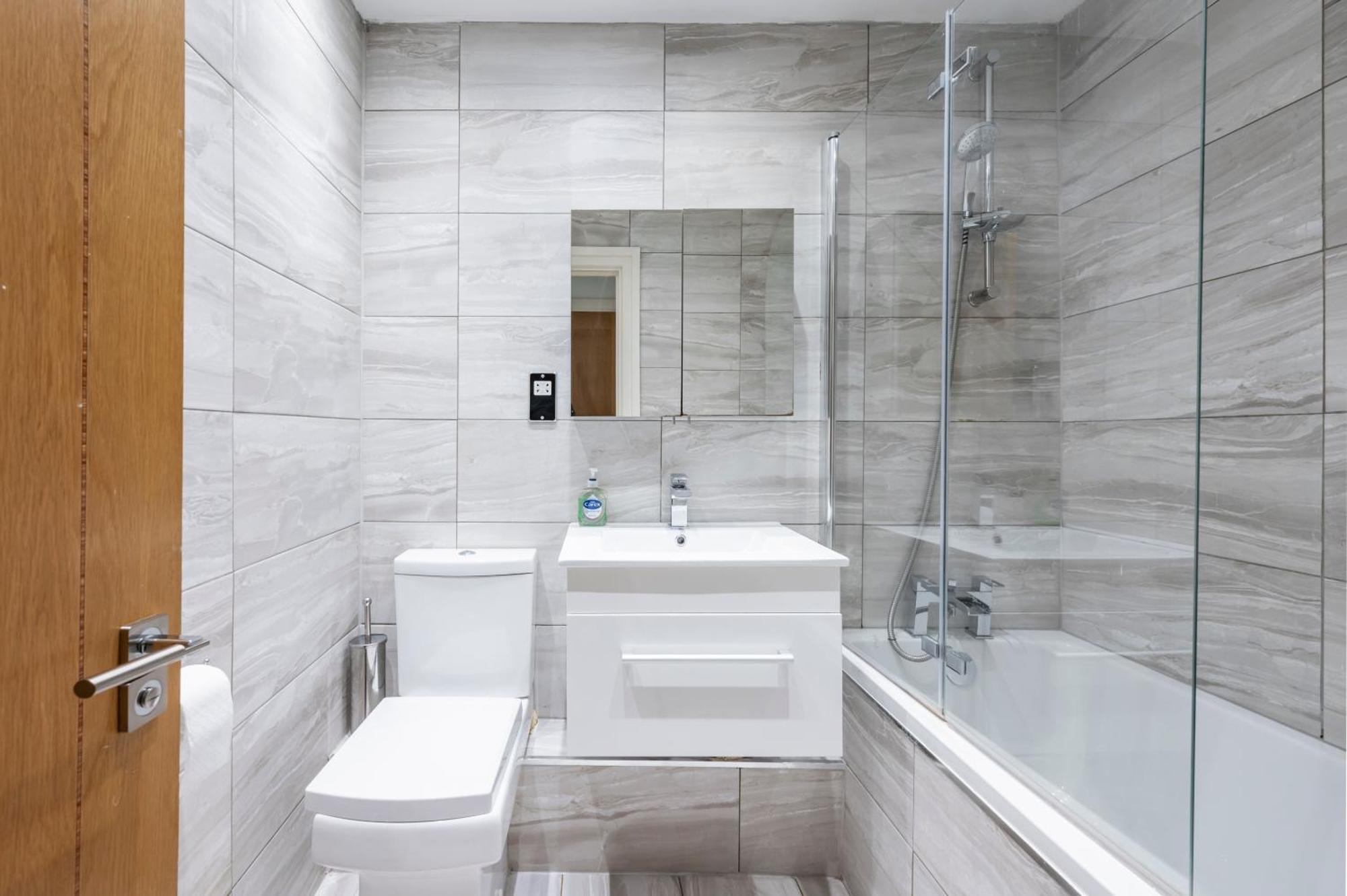 Riverside 2-Bedroom Apartments 런던 외부 사진