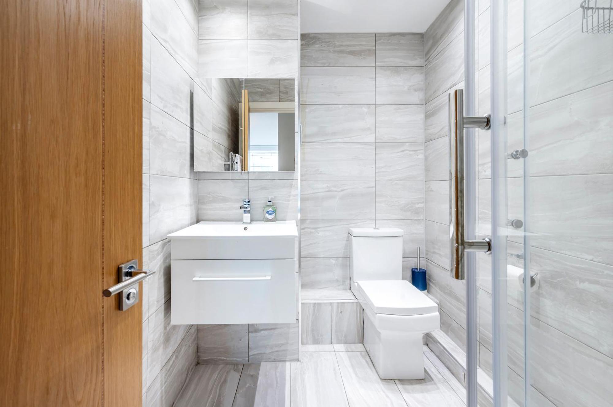 Riverside 2-Bedroom Apartments 런던 외부 사진